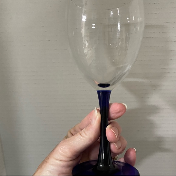 Set of 2 Wine Goblets Clear Glass Cobalt Blue Stems 7 1/4” Tall Barware Wine - Picture 3 of 8